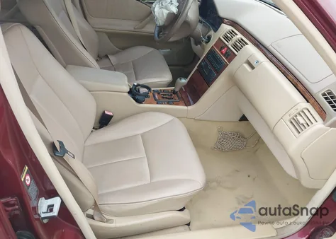 2000 Mercedes-Benz E 320 z USA, uszkodzony, nr VIN WDBJF65J3YB027148